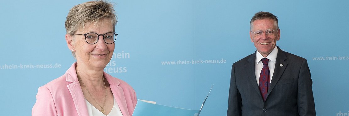 Agnes Werhahn hat Bewilligungsbescheid von Landrat Hans-Jürgen Petrauschke erhalten.