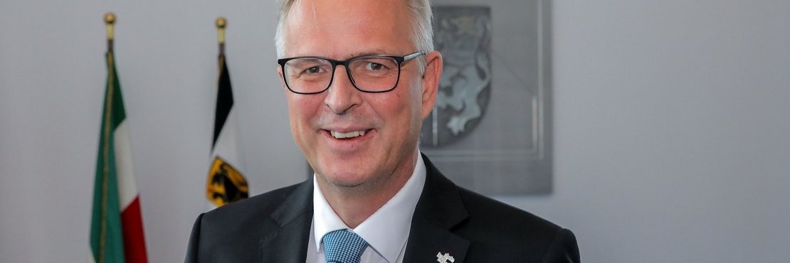 Das Foto zeigt Kreisdirektor Dirk Brügge im Kreissitzungssaal im Kreishaus Grevenbroich.