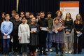 Gruppenfoto: Kinder und Jugendliche auf Bühne