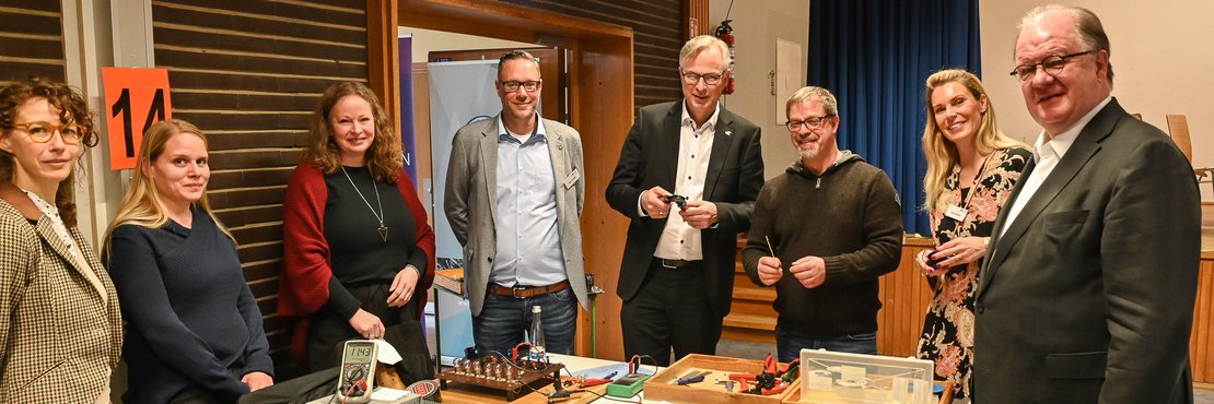 Kreisdirektor Dirk Brügge (4.v.r.) und Johann Andreas Werhahn (r.) von der Neusser Werhahn Stiftung informierten sich über den Berufsparcours, der jetzt im BBZ Grevenbroich startete.