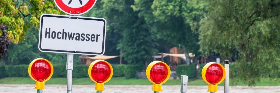 Stopschild Hochwasser, mit Absperrung