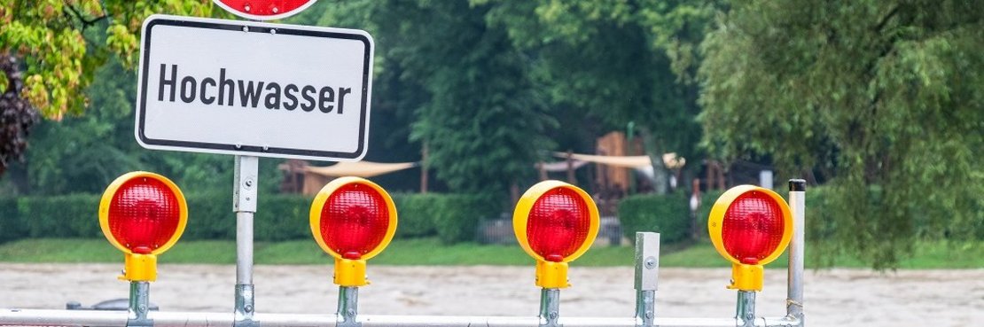 Stopschild Hochwasser, mit Absperrung