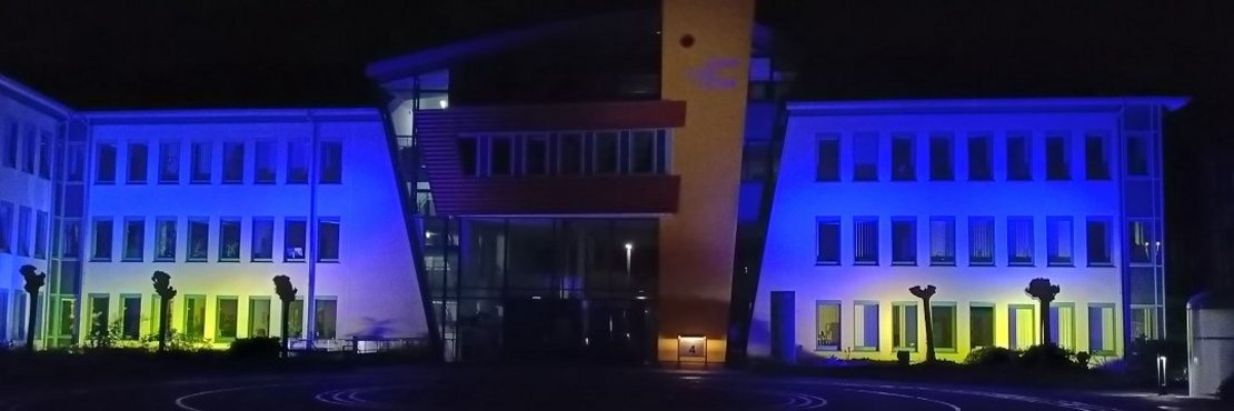 Das Kreishaus in Grevenbroich abends in den Nationalfarben Blau und Gelb