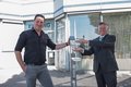 Landrat Hans-Jürgen Petrauschke und Landrat Hans-Jürgen Petrauschke mit neuer Desinfektionssäule vor dem Kreishaus in Grevenbroich