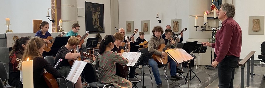 das Gitarrenorchester der Musikschule Rhein-Kreis Neuss unter der Leitung von Thomas Oldenbürger