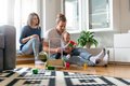 Junge Familie spielend in einem Wohnzimmer