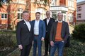 Gruppenfoto vor Gebäude