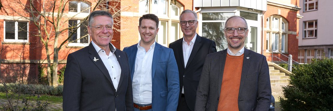 Gruppenfoto vor Gebäude