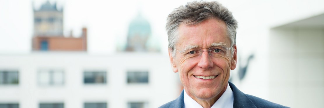 Landrat Hans-Jürgen Petrauschke lächelnd