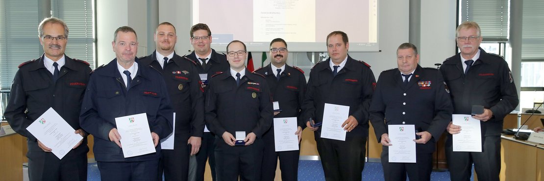 Gruppenbild der geehrten Feuerwehrleute mit Urkunden und Medallien im Kreissitzungssaal in Grevenbroich