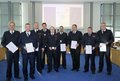 Gruppenbild der geehrten Feuerwehrleute mit Urkunden und Medallien im Kreissitzungssaal in Grevenbroich