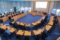 Krisenstab im Besprechungssaal mit jeweils einem freien Platz Abstand