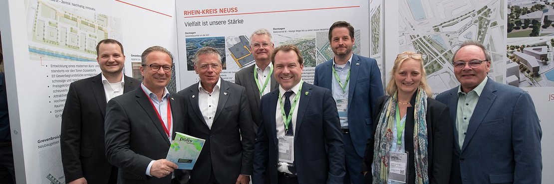 Gruppenfoto: Patrick Gorzelanczyk, Reiner Breuer, Landrat Hans-Jürgen Petrauschke, Dr. Martin Brans, Dr. Martin Mertens, Christian Bommers, Kristiane von dem Bussche und Robert Abts.