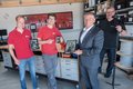Oliver Knedel, Azubi Max Steinbach, Landrat Hans-Jürgen Petrauschke und Harry Flint