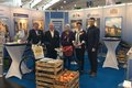 Mehrere Personen auf einem Messestand