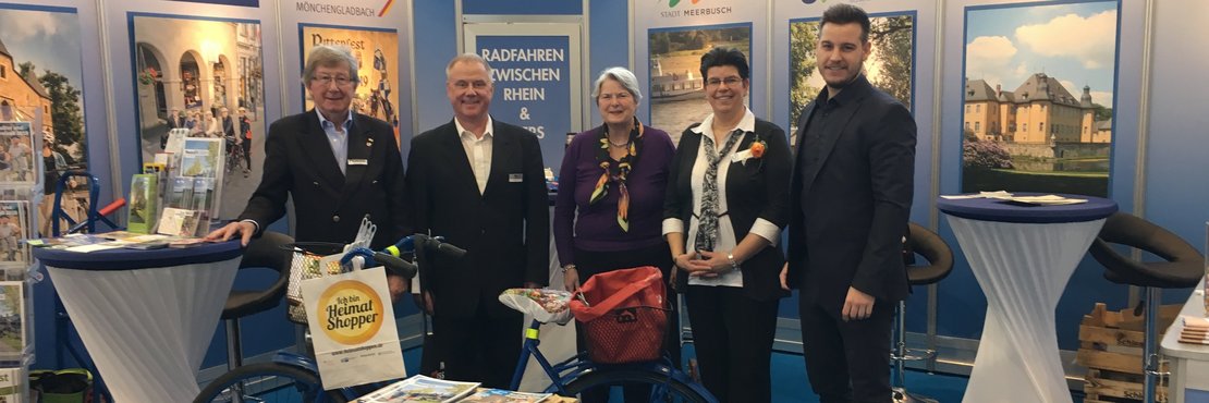 Mehrere Personen auf einem Messestand