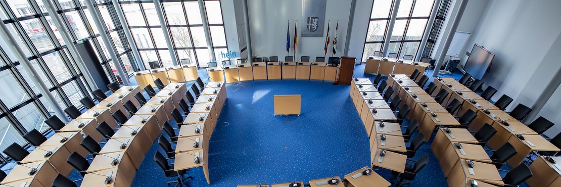 Der leere Kreissitzungssaal im Kreishaus Grevenbroich von oben