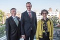 Zwei männliche und eine weibliche Person auf einer Dachterrasse