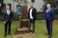 Landrat Hans-Jürgen Petrauschke und Personalamtsleiter Jörg Arndt mit Markus Schneider vor dem Kreishaus
