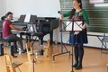 Jessica Meffert und Martina Walbeck am Klavier und singend