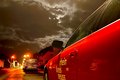Feuerwehrauto mit Aufschrift "Rhein-Kreis Neuss" in einem Gewitter