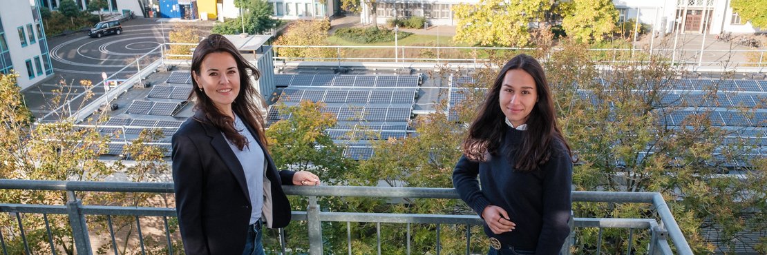 Klimaschutzmanagerin Ina Grothe und Praktikantin Franziska Schmitz vor Photovoltaik-Anlagen auf dem Kreisgesundheitsamt