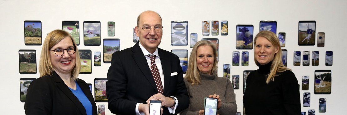 Foto von Beate Gärtner, Kreiskulturdezernent Tillmann Lonnes, Dr. Kathrin Wappenschmidt und Michelle Adolfs bei der Eröffnung der neuen Ausstellung vor.