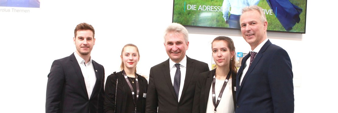 (von rechts): Kreisdirektor Dirk Brügge, Minister Andreas Pinkwart mit Vivien Pfeil und Silvana Tillmanns