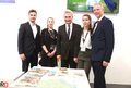 (von rechts): Kreisdirektor Dirk Brügge, Minister Andreas Pinkwart mit Vivien Pfeil und Silvana Tillmanns