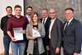 Landrat Hans-Jürgen Petrauschke, Denis Seyfarth von der Agentur Sonntagnacht, Personalamtsleiter Jörg Arndt, Ausbildungsleiter Alexander Schiffer, Presseamtsleiter Benjamin Josephs und die Auszubildenden Leon Theißen und Clara Esser stehen zusammen und lächeln.