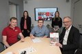 Unterschriebener Ausbildungsvertrag: Oliver Knedel, Katharina Beckmann, Moritz Mülders, Jessica Schillings und Kreisdirektor Dirk Brügge