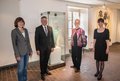 Eine Menschengruppe vor Vitrinen im Kreismuseum Zons