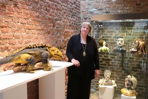 Angela Teuchert in der letzten Ecke des Kreismuseums Zons