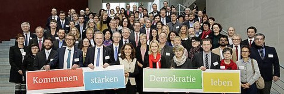 Bundesministerin Schwesig und Staatsministerin Özoðuz empfingen Vertreter aus den Kommunen im Bundeskanzleramt, unter ihnen Kreisdirektor Dirk Brügge (vorn, Zweiter von links).