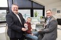 Harald Vieten, Peter Koenen und Michael Fielenbach vor einem Computer mit Mobiltelefon und Tablet in den Händen