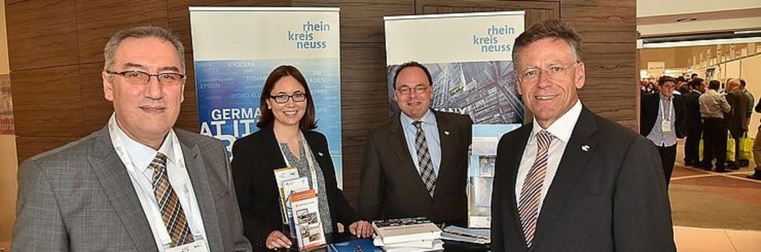 Der Rhein-Kreis Neuss war schon bei der ersten "LeMit"-Messe dabei (von rechts): Landrat Petrauschke, Robert Abts und Anna Gascard von der Wirtschaftsförderung und Osman Kimil vom BUV. 