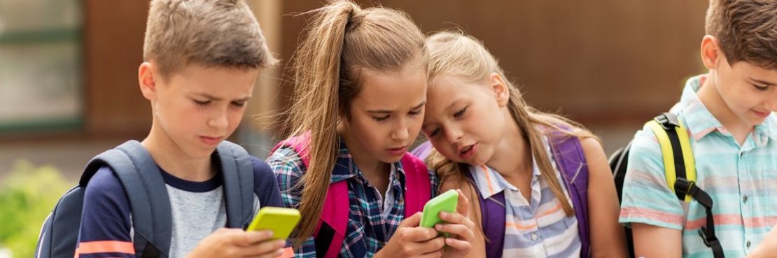 Eine Gruppe Kinder mit Smartphones in den Händen