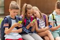 Eine Gruppe Kinder mit Smartphones in den Händen