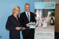 Dirk Brügge und Claudia Trampen präsentieren die Broschüre