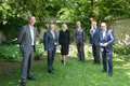 Stefan Stelten, Landrat Hans-Jürgen Petrauschke, Notarin Dr. Christine von Hertzberg, Harald Zillikens, Ingolf Graul und Reiner Breuer stehen mit Abstand auf einer Wiese