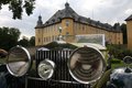 Oldtimer vor einem Schloss