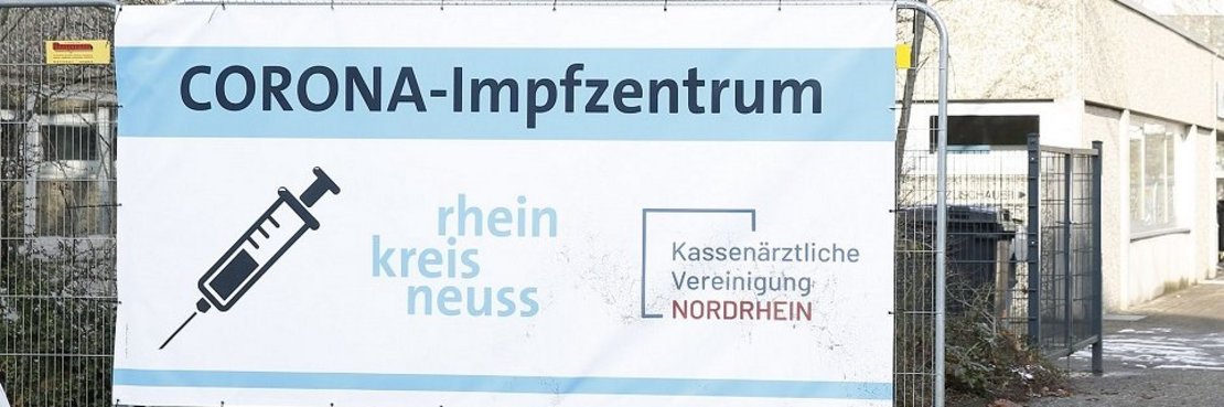 Plakat vor einem Impfzentrum