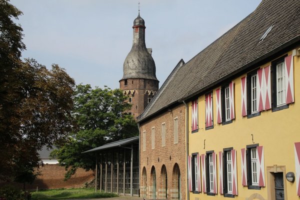 Außenansicht Kreismuseum Zons mit Park und Juddeturm