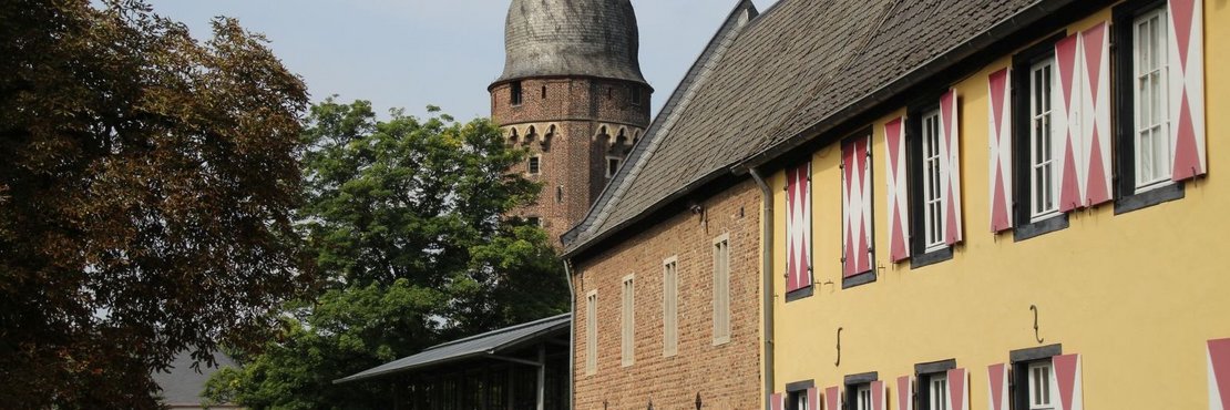 Außenansicht Kreismuseum Zons mit Park und Juddeturm