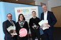 V.l.: Kreisdirektor Dirk Brügge (r.) und Robert Abts präsentieren das neue zdi-Kursprogramm zusammen mit Katharina Beckmann vom zdi-Netzwerk Rhein-Kreis Neuss und dem Neuntklässler Julius Beckmann.