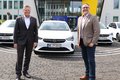 Landrat Hans-Jürgen Petrauschke und Kreisdezernent Harald Vieten stellten stehen wor 6 weißen Opel-Fahrzeugen