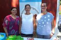 Drei weibliche Personen an einem Präsentationsstand