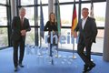 Landrat Hans-Jürgen Petrauschke und Personalamtschef Jörg Arndt stehen links und rechte von einem hüfthohen Schriftzug "Rhein-Kreis Neuss". Dahinter steht Ausbildungsleiterin Annika Geppert. 