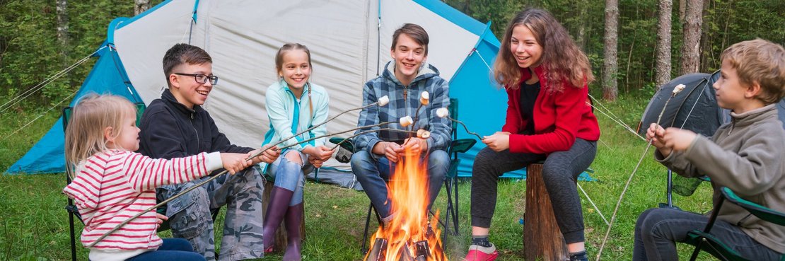Symbolbild: Kinder am Lagerfeuer