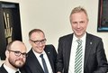 Gemeinsam mit Kreisdirektor Dirk Brügge (2.v.l.) im Einsatz für schnelles Internet im Rhein-Kreis Neuss: Thomas Lörner, Marcus Temburg, Oliver Laible (v.l.).